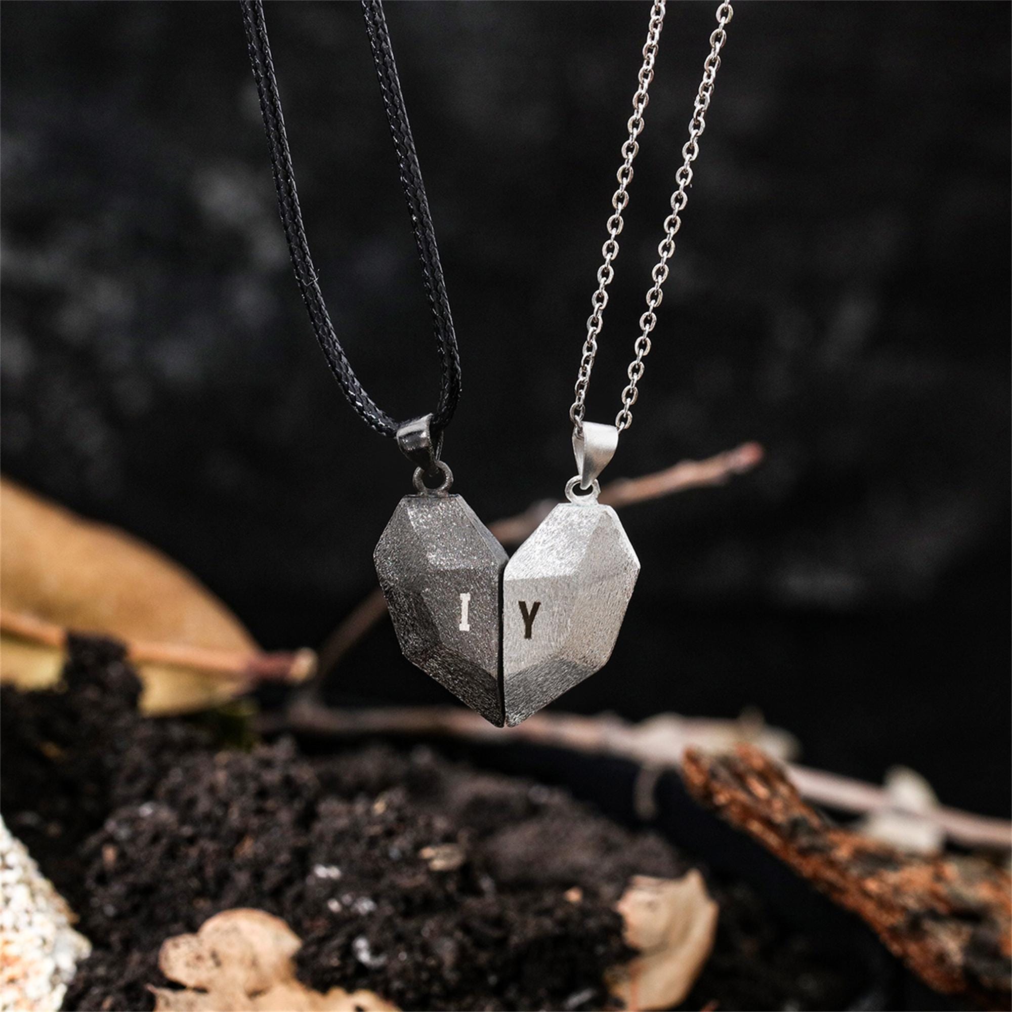 Magnetic Couple Matching Necklaces - Ensemble de colliers magnétiques en forme