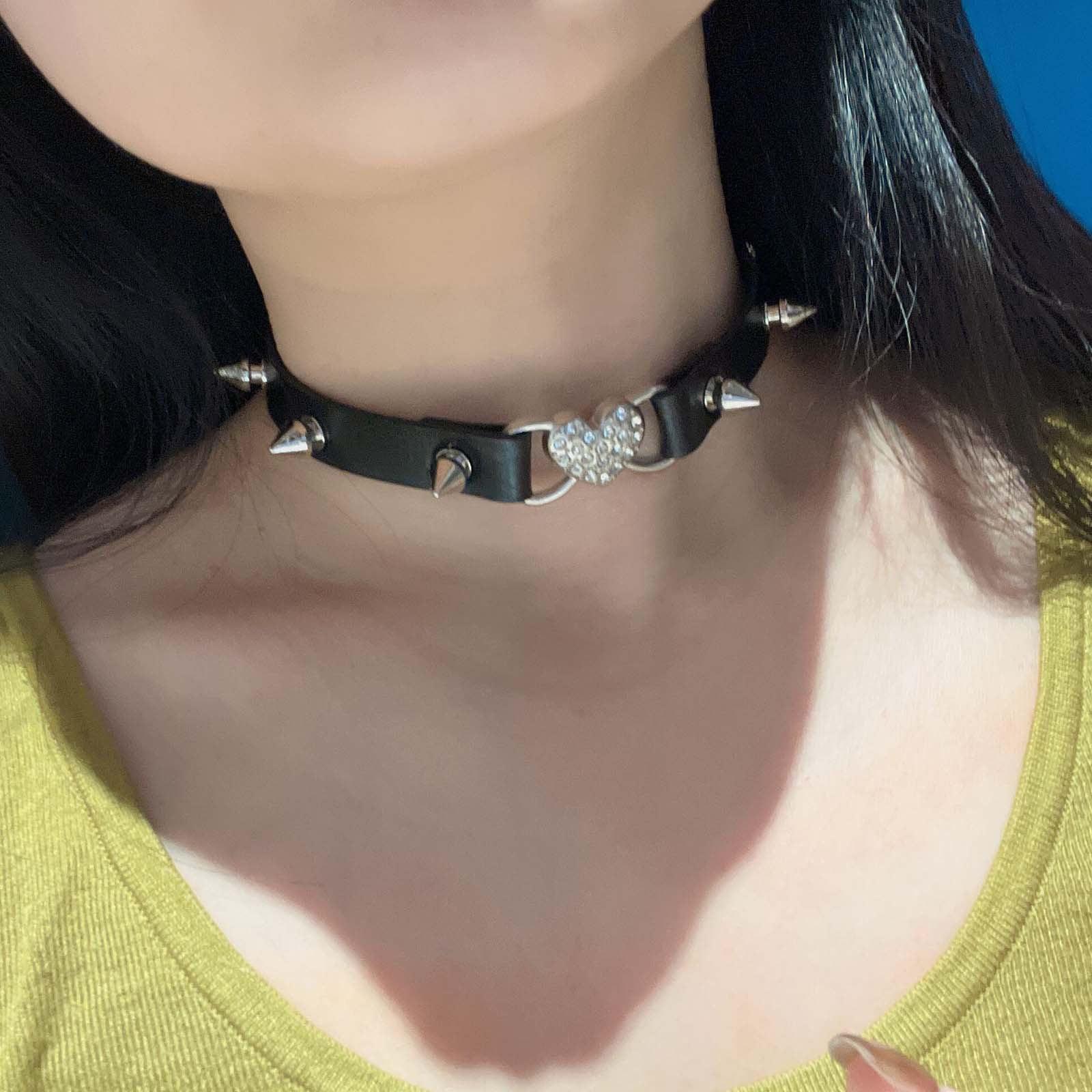 Collier gothique en forme de c - Goth Punk Spike Choker avis et prix