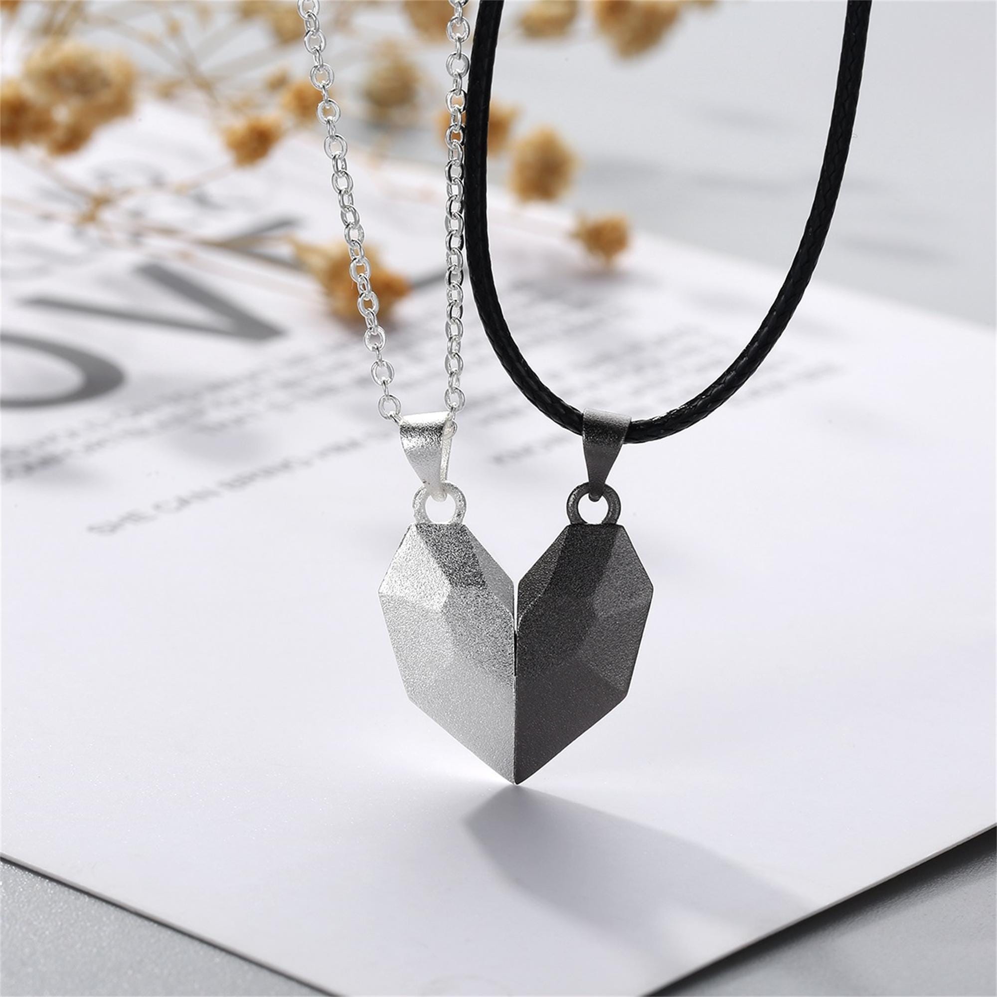 Ensemble de colliers magnétiqu - Magnetic Couple Matching Necklaces avis et prix