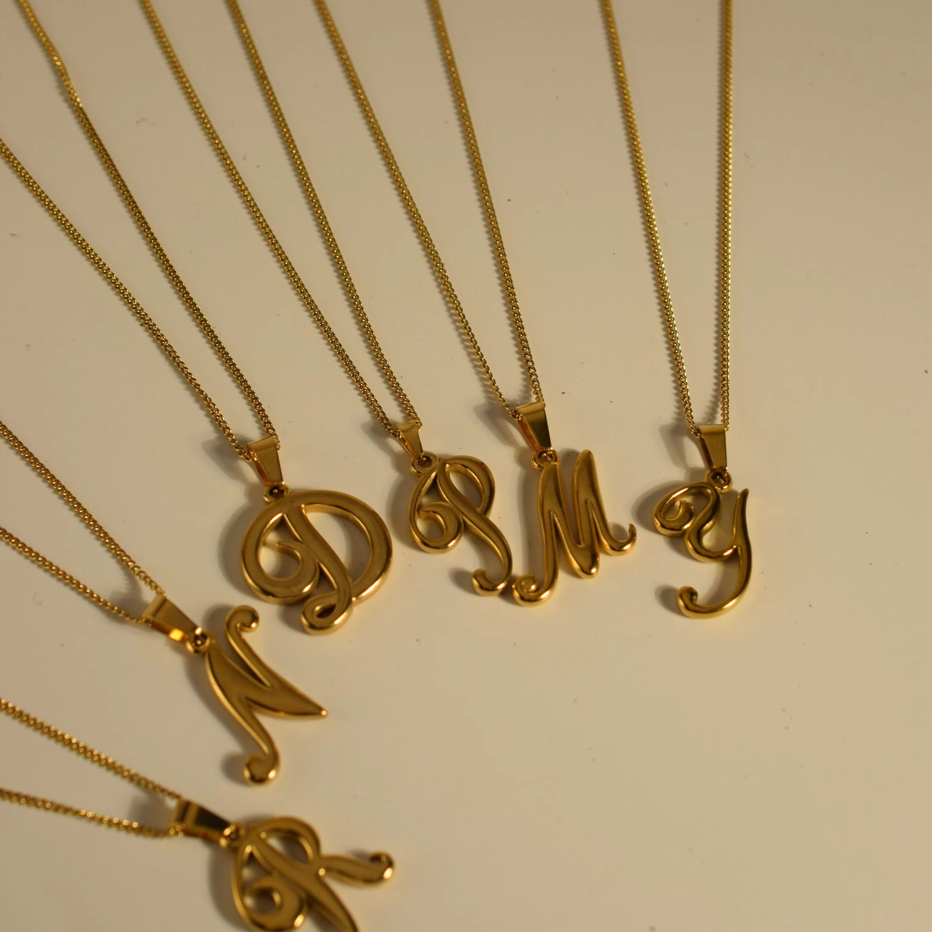 Pendentif Alphabet Vintage en  - Initial Letter Necklace 18K Gold avis et prix