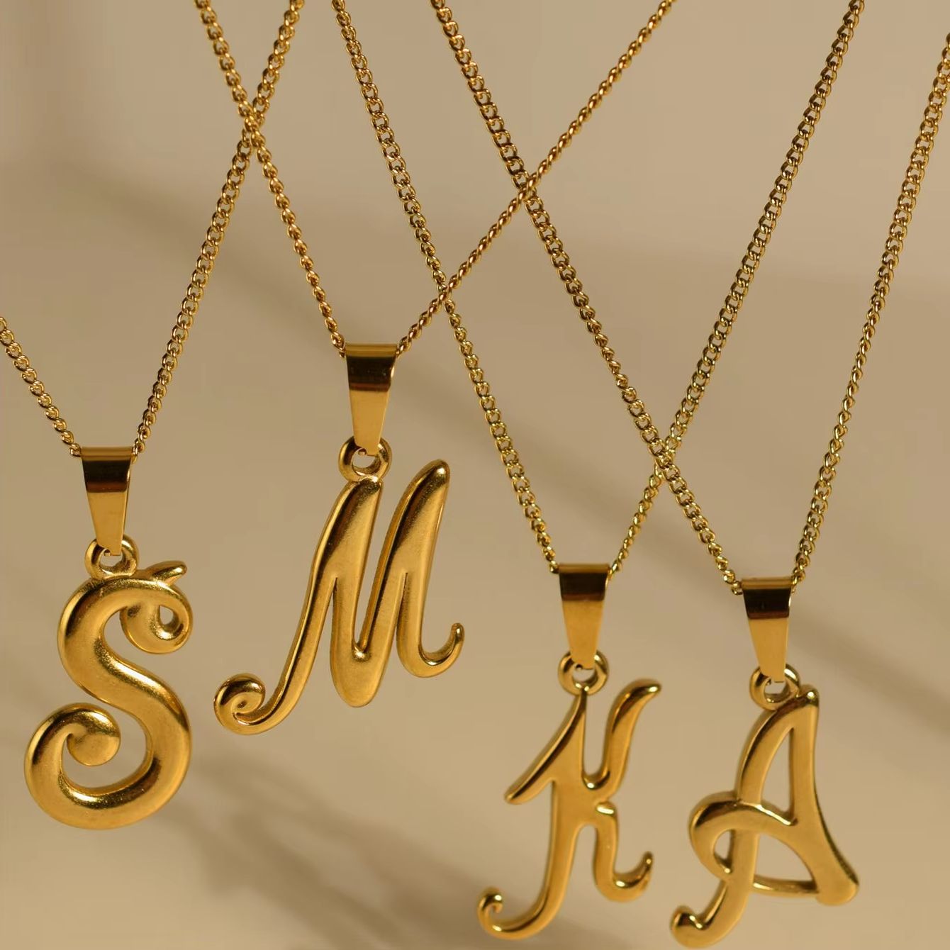 Pendentif Alphabet Vintage en  - Initial Letter Necklace 18K Gold avis et prix